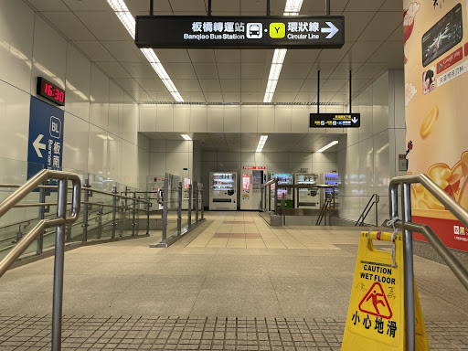 富多美 板橋轉運站1樓 自動快照機 證件照/大頭照/護照/台胞證 新北市板橋區 板橋捷運5號出口